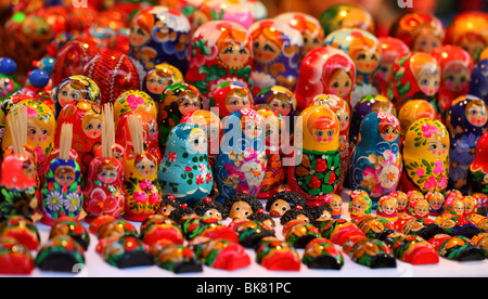 Matroschka Matrioshkas bunten Puppe Puppen, Babuschka Babushkas russische bunten Puppe Puppen, russische verschachtelte Puppe Puppen Stockfoto