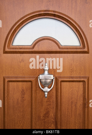 Haustür-Abschnitt mit Klopfer Stockfoto