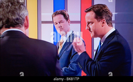 Erste Fernsehwahldebatte. Abgeordneter Gordon Brown (Rückseite) Nick Clegg, David Cameron, 15. April 2010. HOMER SYKES, Großbritannien, Manchester England 2010 Stockfoto