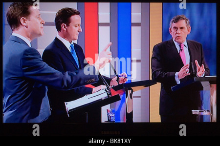 Erster Fernsehwahldebatte Parlamentsabgeordneter Nick Clegg, David Cameron Gordon Brown, 15. April 2010. HOMER SYKES aus DEM JAHR 2010 in Manchester England Stockfoto