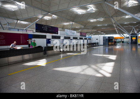 Leere Check-in Schaltern durch stornierte Flüge im Terminal des Flughafen London Stansted in Essex Stockfoto