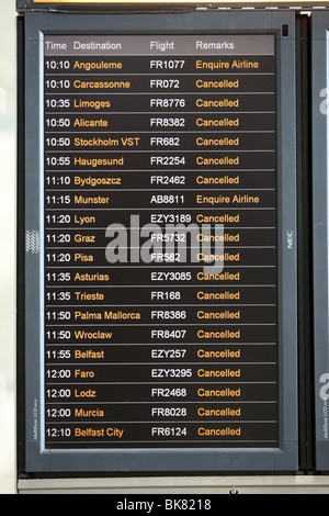 PASSAGIER-WARTESCHLANGEN AM FLUGHAFEN STANSTED Stockfoto