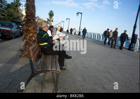 Ein Bewohner von Beirut Zeitung auf dem Gesims des Beirut Libanon joggend die anderen Bewohner Stockfoto