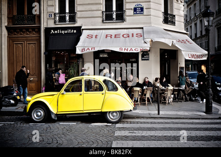 Citroen 2CV in Paris Stockfoto