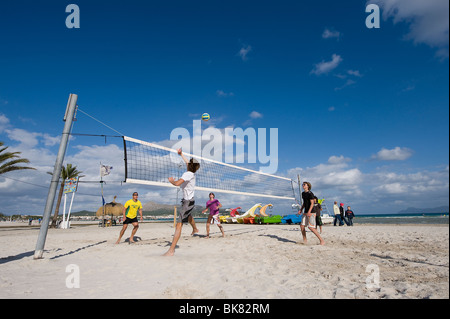 Freunde spielen Volleyball am Strand, Mallorca, Spanien. Stockfoto