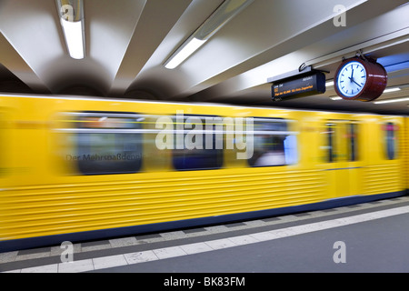 Europa, Deutschland, Berlin, moderne u-Bahn - Zug in den Bahnhof Ziehen verschieben Stockfoto