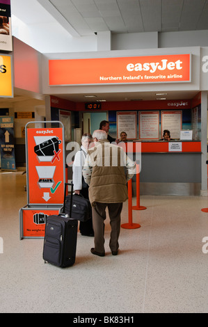 Passagiere, die Schlange an der Kasse ein Easyjet Stockfoto