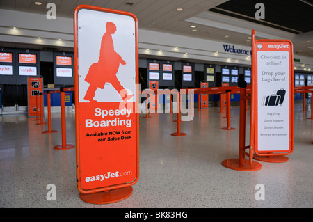 Speedy Boarding Warteschlange bei Easyjet-Check-in-Schalter Stockfoto