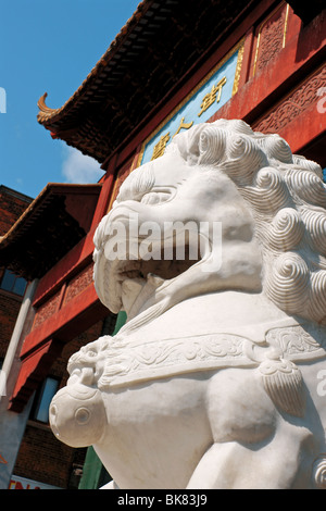 Traditionellen steinernen Drachen an einem Eingangstor von Chinatown in Montréal Stockfoto