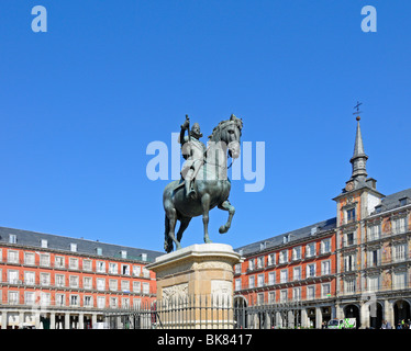 Madrid, Spanien. Plaza Mayor. Bronzene Reiterstatue (1616) von Philip (Felipe) III Stockfoto