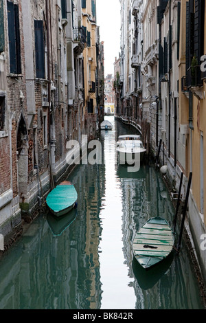 Boote vertäut an einem kleinen Kanal in Venedig, Italien Stockfoto