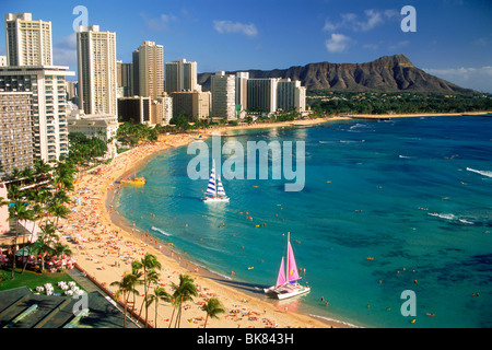 Waikiki Beach und Diamond Head mit Strand und Katamarane auf der Insel Oahu in Hawaii Stockfoto