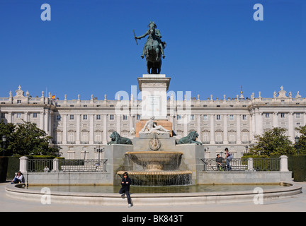 Madrid, Spanien. Plaza de Oriente. Statue von Felipe Philip IV (Pietro Tacca, 1639) vor dem königlichen Palast. Stockfoto