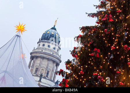 Europa, Deutschland, Berlin, traditionelle Weihnachtsmarkt auf dem Gendarmenmarkt - bei Einbruch der Dunkelheit beleuchtet Stockfoto