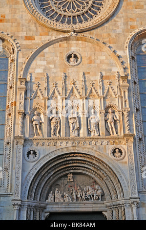 Teil von: Fassade und West Comer Dom oder il Duomo Cattedrale Italien Italia mit gotischen Fensterrose Stockfoto