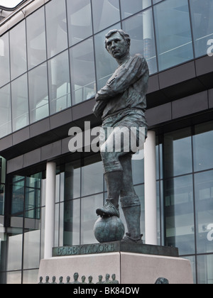 Statue von Sir Bobby Moore, Kapitän der englischen Fußball-Nationalmannschaft, 1966 WM-Gewinner, neuen Wembley Stadion London UK Stockfoto