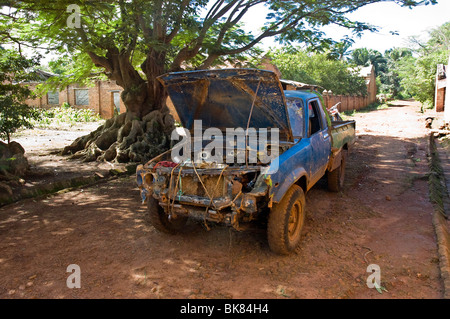 Sehr altes Auto (Pick-up) mit offener Motorhaube. Ein Haufen Schrott Stockfoto