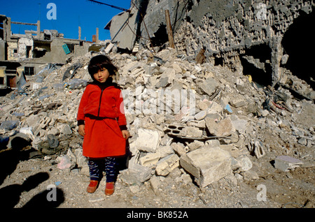 Kind vor der zerstörten Haus Bourj El Brajneh palästinensischen Flüchtling Lager Beirut Libanon im Jahr 1986 Stockfoto