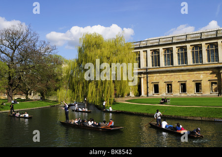 Bootfahren auf dem Fluss Cam von Wren Library am Trinity College, Cambridge, England, UK Stockfoto