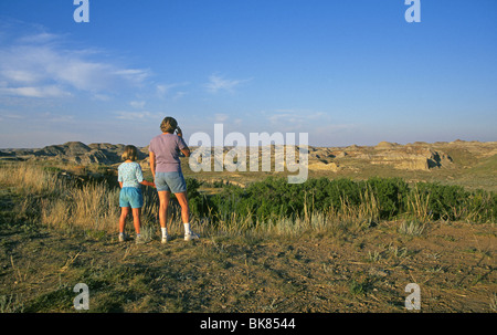 Mutter und Tochter auf einen Familienausflug in den Great Plains von östlichen Alberta, Kanada Stockfoto