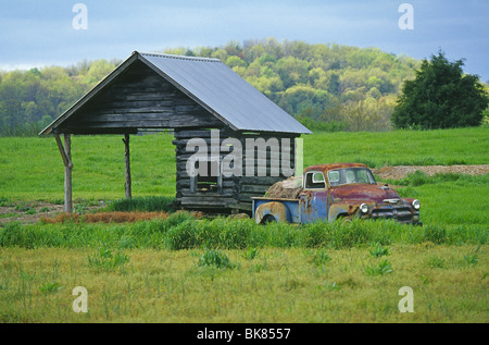 Einen alten Chevy Pickup und Schuppen auf einem Gebiet im Norden Georgiens Stockfoto