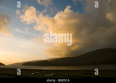 Sonnenuntergang über der Mündung des Mawddach, nahe Ortszentrum, Snowdonia, North Wales, UK Stockfoto