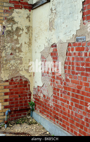 Eine alte, rote Mauer mit Zement Patches. Geeignet für Hintergründe. Stockfoto