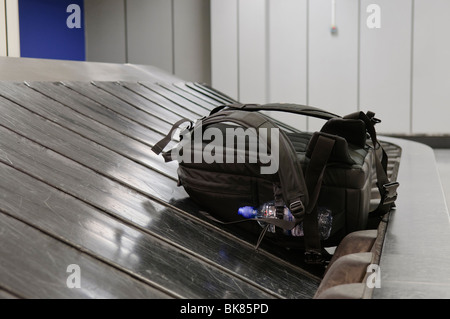 Einzigen Rucksack auf ein Gepäckband am Flughafen Stockfoto