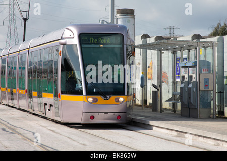 Luas Straßenbahn an der Haltestelle Belgard in Dublin Vorort auf dem Weg in die Stadt Irland Stockfoto