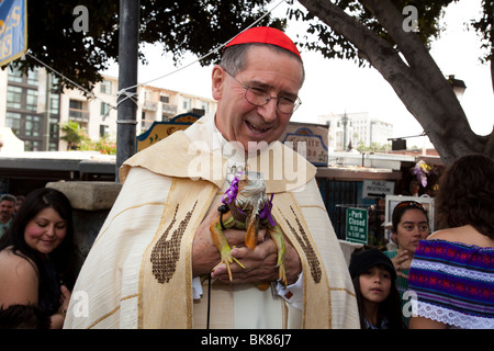 Kardinal Mahoney Holding ein Leguan, der Segnung der Tiere, Olvera Street, Downtown Los Angeles, Kalifornien, Vereinigte Staaten von Amerika Stockfoto