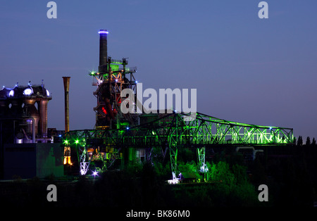 Beleuchtete Industrieanlage in den Landschaftspark Duisburg-Nord-Landschaftspark, ehemaligen Hüttenwerk Huettenwerk Meiderich, Dui Stockfoto