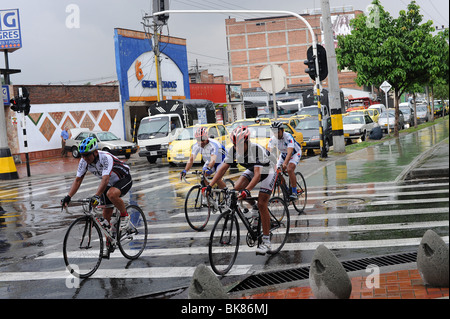 Vier Radfahrer im Regen. Medellin, Kolumbien Stockfoto