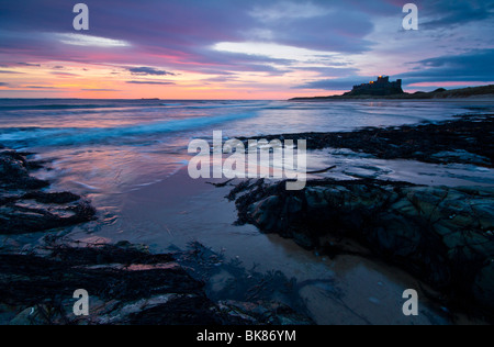 Bamburgh Castle ist eine der berühmtesten Gebäude von Northumberland. Vor Sonnenaufgang eingenommen. Stockfoto