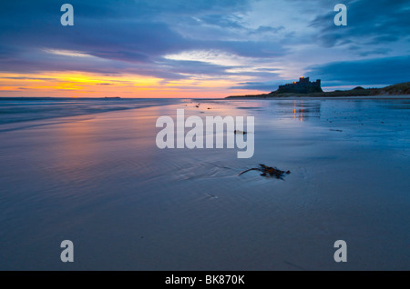 Bamburgh Castle ist eine der berühmtesten Gebäude von Northumberland. Vor Sonnenaufgang eingenommen. Stockfoto