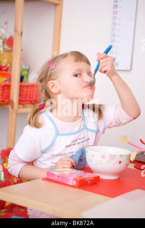 Mädchen beim Frühstück Stockfoto