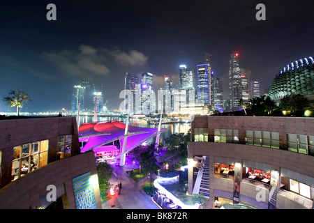 Esplanade Cultural Center und beleuchtete Skyline, Singapur, Asien Stockfoto