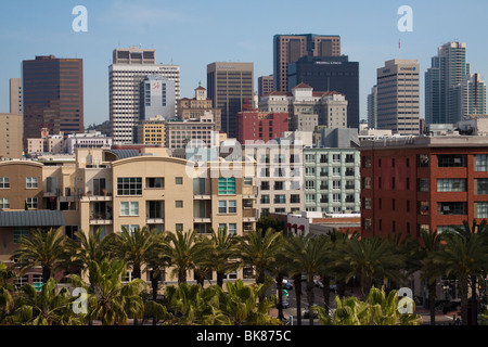 Gewerbliche und private Gebäude mit Palmen in der Innenstadt von San Diego Stockfoto