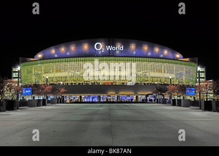 O2 World, ein Mehrzweck-indoor-Arena für bis zu 17000 Zuschauer, Nachtszene, Berlin, Deutschland, Europa Stockfoto