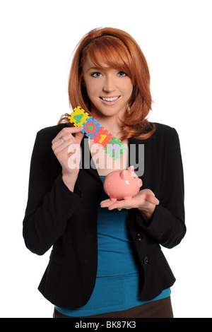 Junge Frau mit 401 k Zeichen und Sparschwein isoliert auf weißem Hintergrund Stockfoto