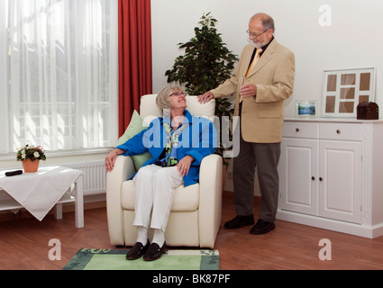 Älteres Ehepaar im Raum von einem Pflegeheim für ältere Menschen Stockfoto