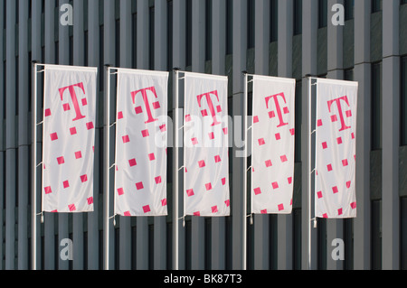 Fünf Telekom-Flaggen vor einem Bürogebäude Fassade, Deutsche Telekom AG, Bonn, Nordrhein-Westfalen, Deutschland, Europa Stockfoto