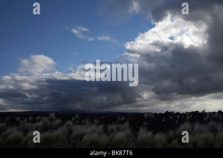 Wolken über der Lava-Wüste in der Nähe von Waikoloa auf Big Island, Hawaii, USA Stockfoto