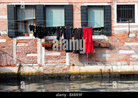 Wäsche an einer Wäscheleine hängen, Kanal vor einem Haus, Venedig, Veneto, Italien, Europa Stockfoto