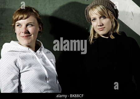 Porträt zweier junger Frauen, coole Jugendliche Stockfoto