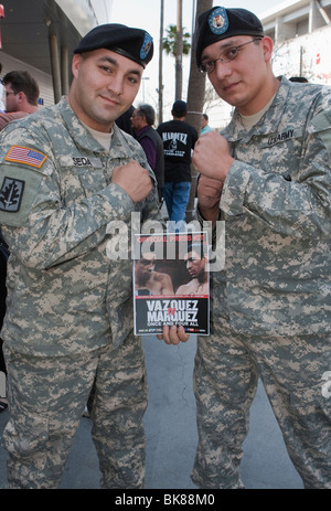 Zwei Soldaten bei der Israel Vazquez Vs Rafael Marquez Pressekonferenz 13.03.10 Stockfoto