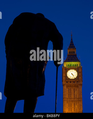 Statue von Sir Winston Churchill und Big Ben angesehen vom Platz vor dem Parlament in Westminster, London, UK. Stockfoto