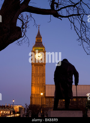 Statue von Sir Winston Churchill und Big Ben angesehen vom Platz vor dem Parlament in Westminster, London, UK. Stockfoto