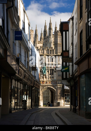 Christchurch Gate Eingang zur Kathedrale von Canterbury betrachtet von einer Einkaufsstraße in Canterbury, Kent, UK. Stockfoto