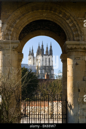 Die Kathedrale von Canterbury betrachtet durch The Norman Staircase an des Königs School in Canterbury, Kent, UK. Stockfoto