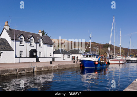 Corpach Schlösser an der Caledonian Canal in der Nähe von Fort William mit einem Fischerboot und warten darauf, Pas in Loch Linnhe Segelboot Stockfoto